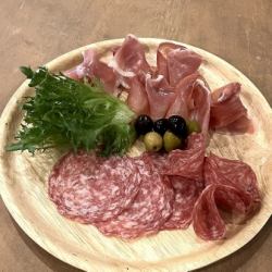 生ハムとサラミの盛り合わせ