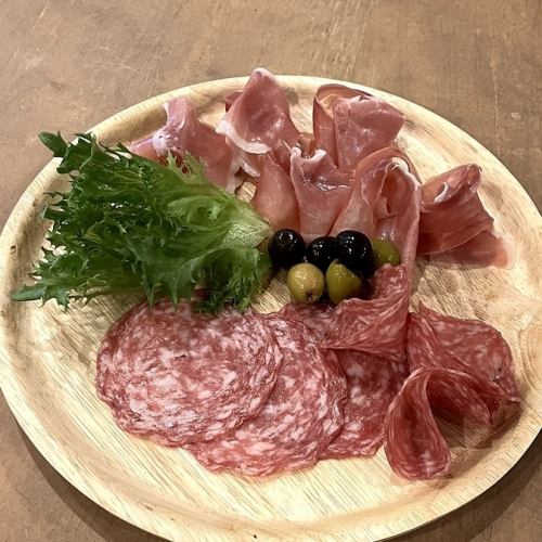 生ハムとサラミの盛り合わせ