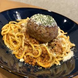 自慢のハンバーグ乗せボロネーゼ