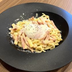 温玉と厚切りベーコンの濃厚カルボナーラ