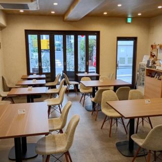 1階フロアのテーブル席で御座います。おひとり様から大人数、貸切や2次会パーティー、企業様宴会にも承っておりますので、御予算やプラン等お気軽にご相談くださいませ。
