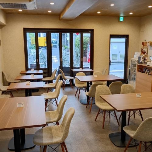 1階フロアのテーブル席で御座います。おひとり様から大人数、貸切や2次会パーティー、企業様宴会にも承っておりますので、御予算やプラン等お気軽にご相談くださいませ。