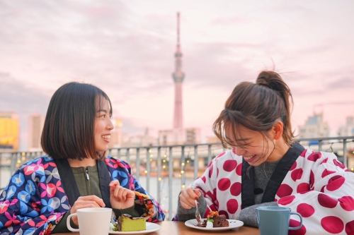 Popular open terrace seating ♪