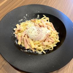 浓郁的卡邦尼意面，上面放着一个溏心蛋