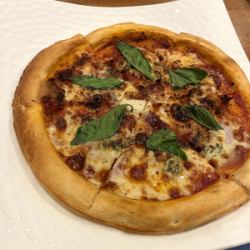 玛格丽塔配火腿和马苏里拉奶酪