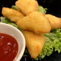 一口大小的卡门贝尔奶酪薯条