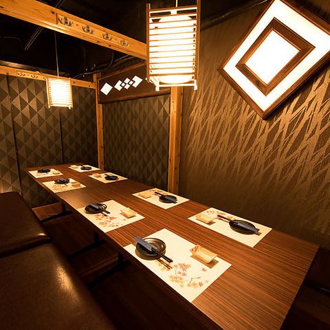 When you open the shoji door, you will find a wallpaper with a modern pattern in a chic color, and a soft and warm light.With a stylish structure that expresses the beauty of Japan that values shadows, it is also the perfect space for inviting guests from abroad.