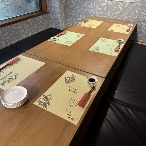 《完全個室！掘りごたつ最大12名までご利用可能！》最大4名の掘りごたつと12名までご利用いただける2種類のお部屋をご用意しています。完全個室のお部屋ですので周りやお時間を気にせず、ゆっくりとお食事をお楽しみ頂けます。目上の方をお連れしても恥ずかしくない空間となっておりますので様々なご利用でお使いください！