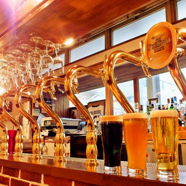 全国各地のクラフトビールはなんと樽生で8種類！空輸で取り寄せた沖縄ではなかなか飲めないビールをご用意していることも！カウンターは10席あるのでビール好き一人でも気軽に飲みに行ける♪