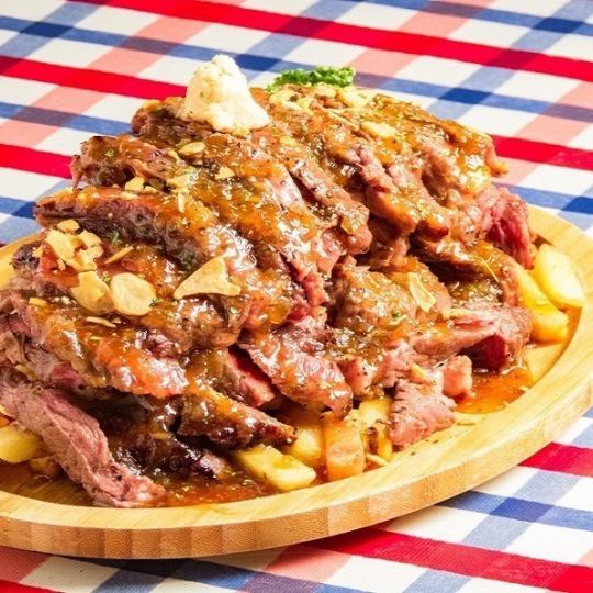 【접시 배출 코스】 선택할 수 있는 메인이나 돼지고기 스테이크, 쇠고기 붉은 스테이크 등 전 8품 6000엔(부가세 포함)