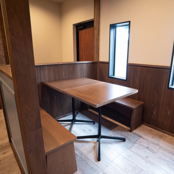 It is a table box seat of a semi-private room.As it can be used for up to 10 people, it is ideal for small banquets, women's meetings, and launches.