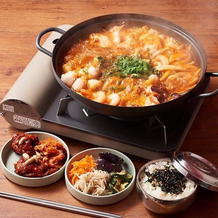 話題沸騰中！若い女性に人気の韓国・釜山名物のピリ辛鍋料理♪