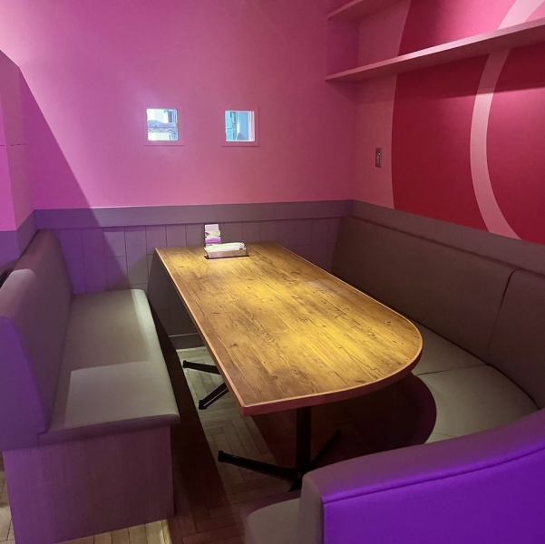 [◆◇~Dine with pets~◇◆] The interior of the restaurant, which is based on fluorescent pink and gray, is reminiscent of a modern Korean cafe. We also have sofa seats that are perfect for family meals.Pets and meals are also possible! Please spend a happy time with your precious pet ♪