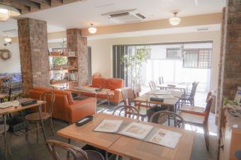 A stylish appearance and a good location just a 2-minute walk from Kintetsu Nara Station! Please feel free to stop by.