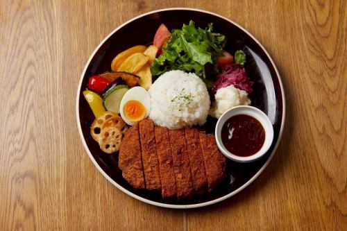 サクサクの魅力が詰まったとんかつメインのランチプレート