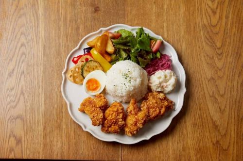 鶏肉の美味しさを引き立たせる唐揚げがメインのプレート