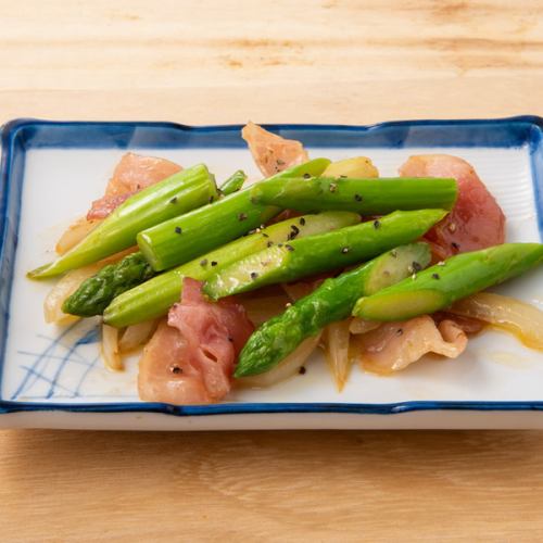 Asparagus sautéed with bacon and salted butter