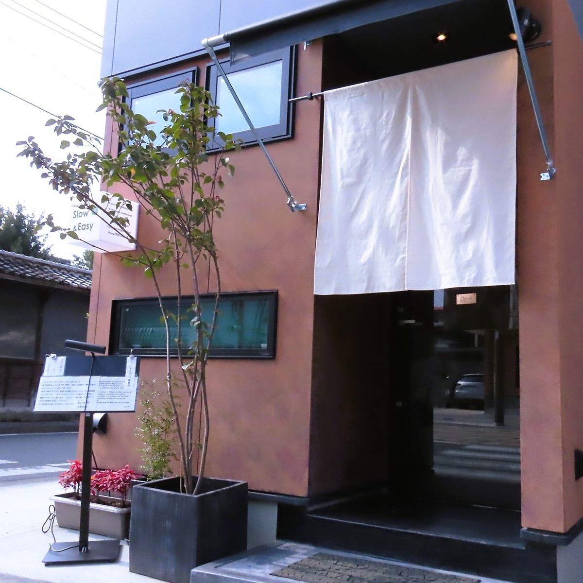 市電沿いの路地にひっそりと佇む、大人の隠れ家的なモダン居酒屋