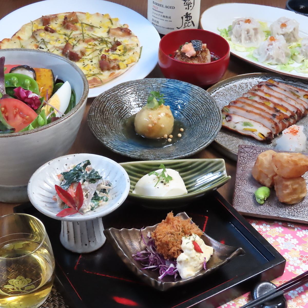 旬魚や和の料理、季節野菜の洋風一皿など。熊本の食材を炭火で炙る大人の隠れ家酒場