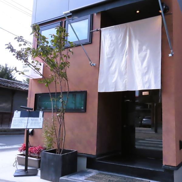 カウンター席は、料理人の手仕事を目の前で楽しめ、熊本の食材を炭火で香ばしく仕上げる様子を、ライブ感たっぷりにご覧いただけます。オーナーの趣味で揃えたたくさん植物が癒しの空間をサポートします！