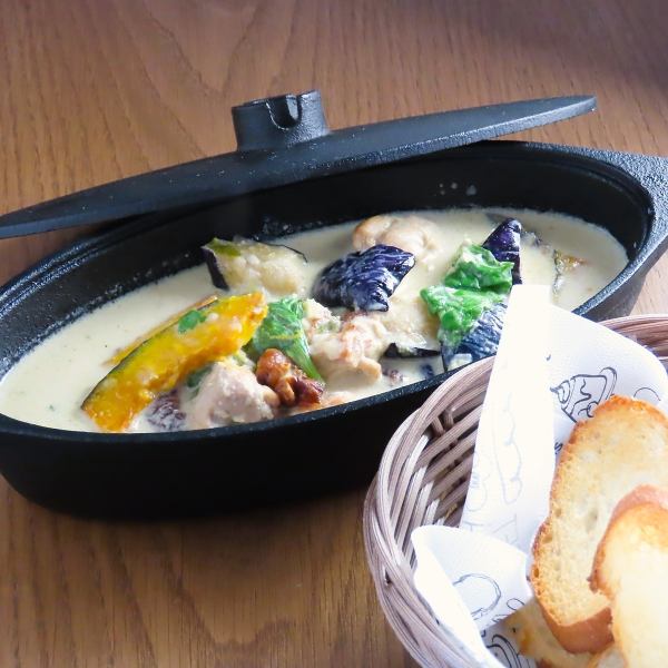 まろやかな味で野菜たっぷりな【おつまみグリーンカレー】スパイシーで新感覚のおつまみです。
