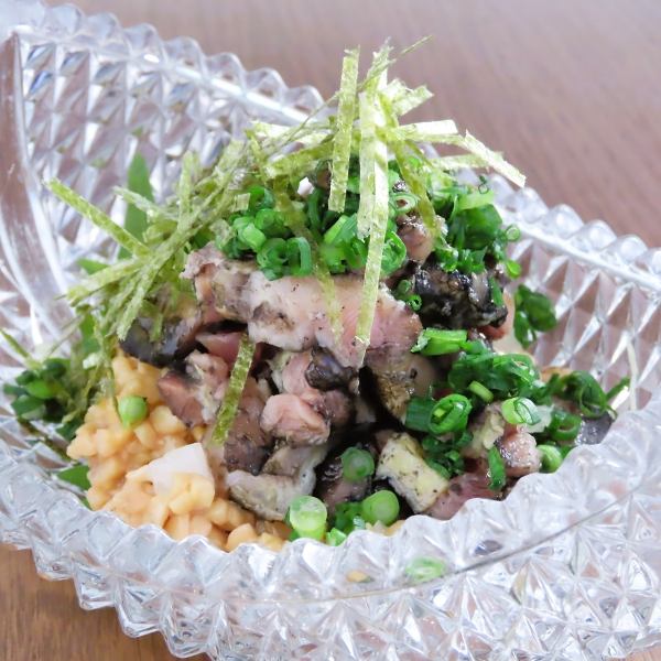 熊本の名物を独自にアレンジした【地鶏の納豆和え】は、納豆の風味が地鶏の味を引き立て、人気の一皿です。