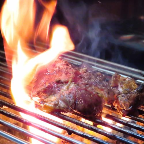備長炭の炎で一気に焼き上げた、コクと弾力あふれる親鶏。溢れる皮と脂の旨味を柚子胡椒でさっぱりと。