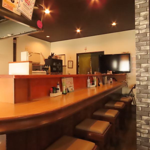 カウンター席は12席ご用意しております♪落ち着いた居心地のいい雰囲気のカウンター席。豊富なアラカルト＆ドリンクメニューで、気さくなママと楽しい時間をお過ごしください！！おひとり様からちょい飲みなどにもお気軽にご来店ください★