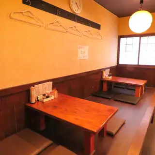 【お座敷席のご用意もございます】足をのばしてゆったりと寛げる座敷席をご用意しています。会社の仲間と、親しい友人と、ご家族と一緒に温かい食事を囲んで過ごすのも♪