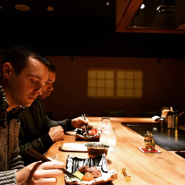 Spacious and calm counter seats.The counter table made of 250-year-old wood is overwhelming presence and you can feel very rich ♪ Dining at the counter seat boldly cut out of the iron plate is perfect for a surprise date or anniversary!