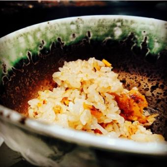≪鍋中煮熟的米飯＞鍋中成對煮成的米飯，受到常客的歡迎！海膽飯的味道很美！