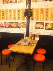 お席のご予約は承っております！様々な飲み会シーンやお食事にご対応致します♪店内に広がるお肉の香りが食欲を増します！いつもとは違った空間でのお食事をお愉しみくださいませ！