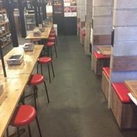 ふたごの店内はパイプいすと卓上のガスコンロという懐かしいテイスト。コンロはお店のコンセプトにこだわり廃盤のコンロを復刻したレア物！流れる音楽も2000年代J-POPで、どこか懐かしさが漂います。