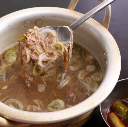 名物！オモニの自家製テールスープ