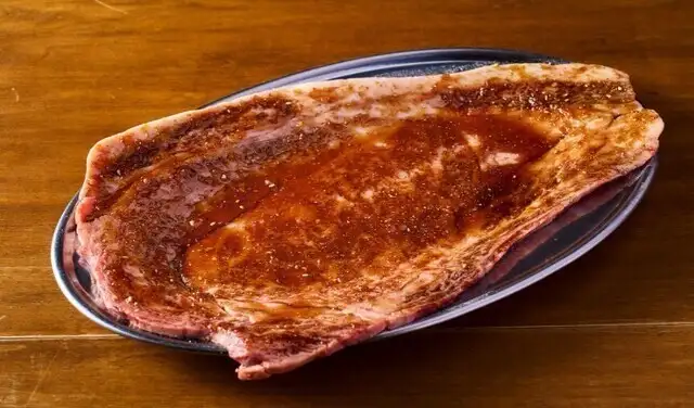 【数量限定】名物！！黒毛和牛のはみ出るカルビ