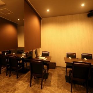 【4名様用テーブル席】4名様までご利用いただけるテーブル席を5席ご用意しております。パーテーションを上げると最大40名様までのご利用も可能！各種宴会や飲み会、女子会や同窓会などに最適です◎