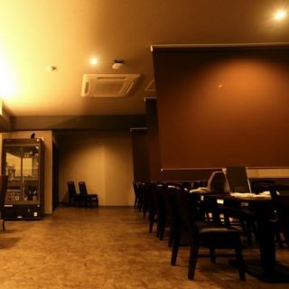 【4名様用テーブル席】広々としたテーブル席はそれぞれのテーブルごとにパーテーションを設置しております。温かみのある店内は居心地も良く、落ち着く店内でご飲食や会話をお楽しみいただけます。