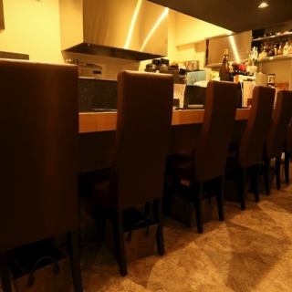 【6席のカウンター席】カウンターは6席ご用意しております。シンプルで落ち着いた雰囲気が漂う、居心地の良いこだわり空間です。お一人様でのお食事やデートなど、様々なシーンでご活用いただけます。