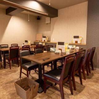 【4名様用テーブル席】大人な空間でゆったりご飲食を楽しみたい方や、友人との集まり、デートやご宴会など様々なシーンでご活用いただけます。落ち着いたおしゃれな店内でごゆっくりとお楽しみください。