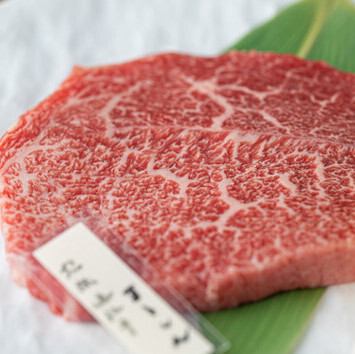 [Characterized by its smooth texture and fragrant fat!] Fully ripened Omi beef (pictured is top loin, 2,728 yen (tax included))