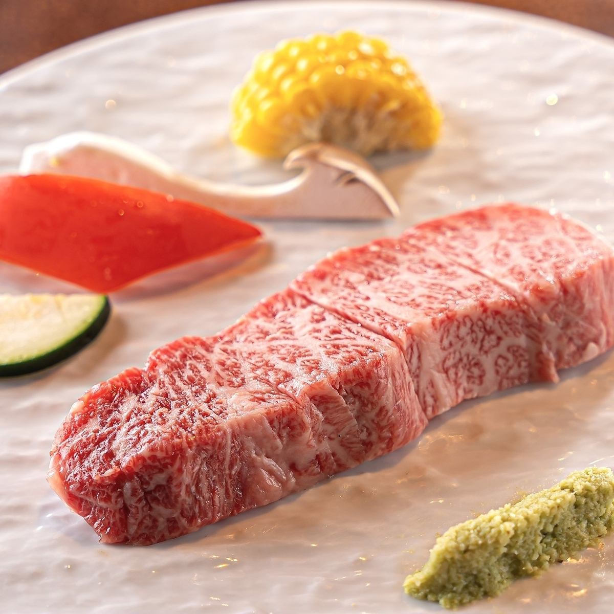 We offer a course where you can savor the luxury of Kobe beef and fully aged Omi beef! Perfect for anniversaries!