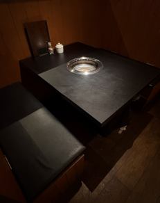 4名がけのテーブルのお席もご用意！木の温もり溢れる居心地の良い空間。店内の所々に店主の好きなものが詰まった遊び心も…ベンチシートの中に荷物を入れていただくため、匂い対策も◎