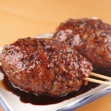 【看板メニュー『おおつくね』】総重量140ｇ、圧巻の大きさは横綱級！1人1本食べていただきたい自慢の串！