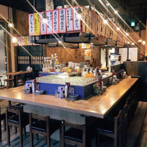 店内中央に位置するメインカウンター