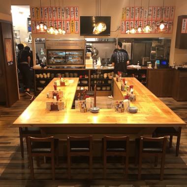 【店内中央に位置するメインの大カウンター席２】店内奥、ノスタルジックな照明が自慢のキッチンが見えるコの字カウンター。２名様～最大１０名様（５名様向かい合わせ）のできる変形カウンターとなります。目の前にテレビがあるのでスポーツ観戦等も可能！
