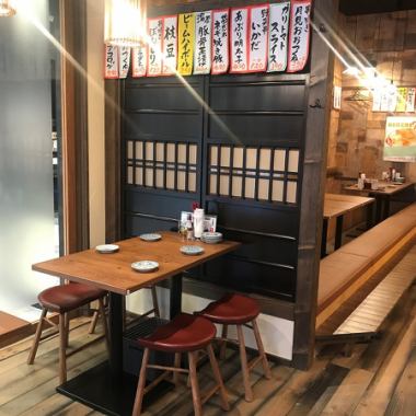 お座敷×ソファー×掘りごたつ！まさに宴会向き！なお座敷席です。4名掛けが4テーブルございます。（最大16名様）