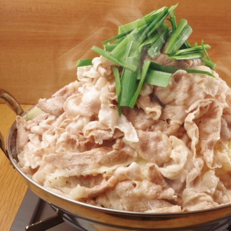 【つまみにも食事にもなる『山盛り肉なべ』】鍋は冬だけ・・いや違う「うちの肉なべは季節を問わない！」
