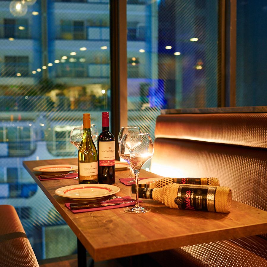 The sofa seats with a panoramic view of Shibuya's nightscape are popular for dates.