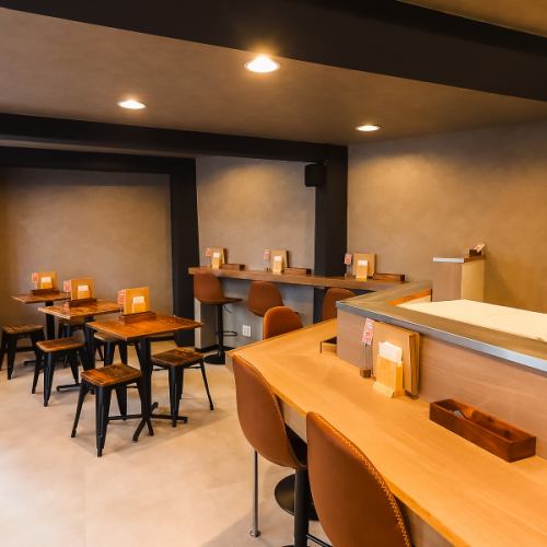 カウンターとテーブルを完備！お子様連れのご入店も♪