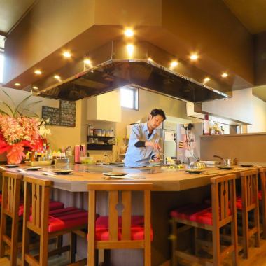 A counter seat where you can enjoy the sizzling sound and fragrant smell in front of you.You can order it and then bake it, you can enjoy a freshly baked hot teppanyaki ♪ Enjoy delicious teppanyaki and liquor in the shop full of adult mood.Women's gatherings, dates, special dinners ◎